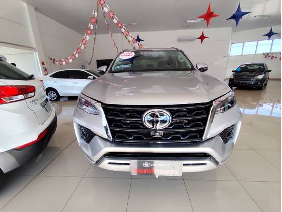 TOYOTA HILUX SW4 2.8 D-4D TURBO DIESEL SRX 4X4 AUTOMÁTICO TOYOTA HILUX SW4 2.8 D-4D TURBO DIESEL SRX 4X4 AUTOMÁTICO